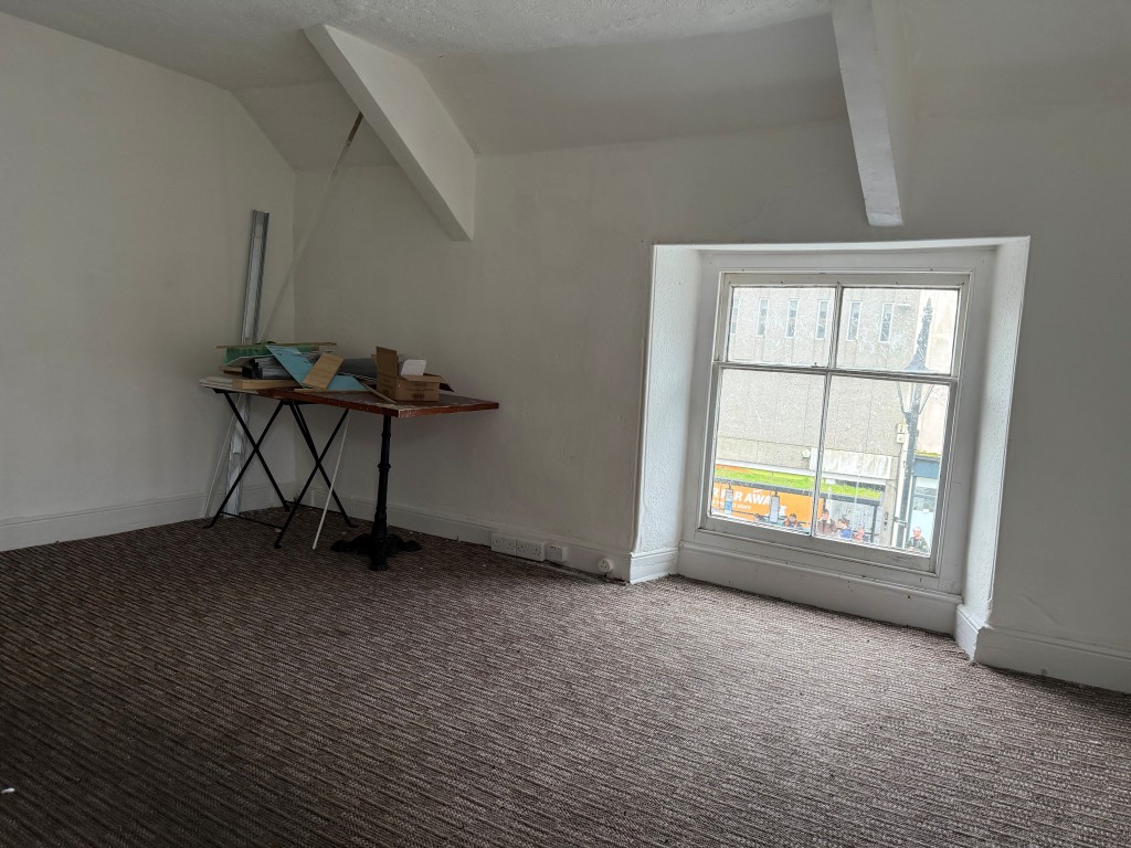 Lot: 69 - FREEHOLD COMMERCIAL BUILDING IN CENTRAL LOCATION - Second floor room one